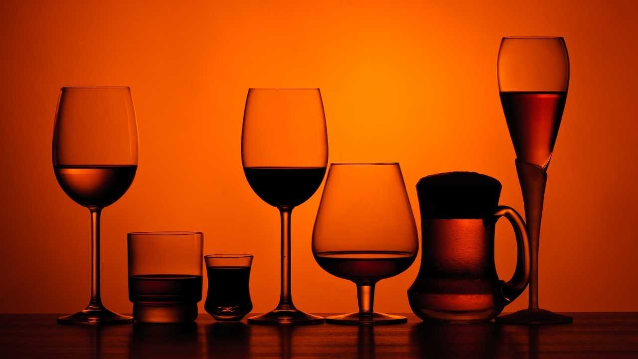 kırmızı arkaplanda kadehler